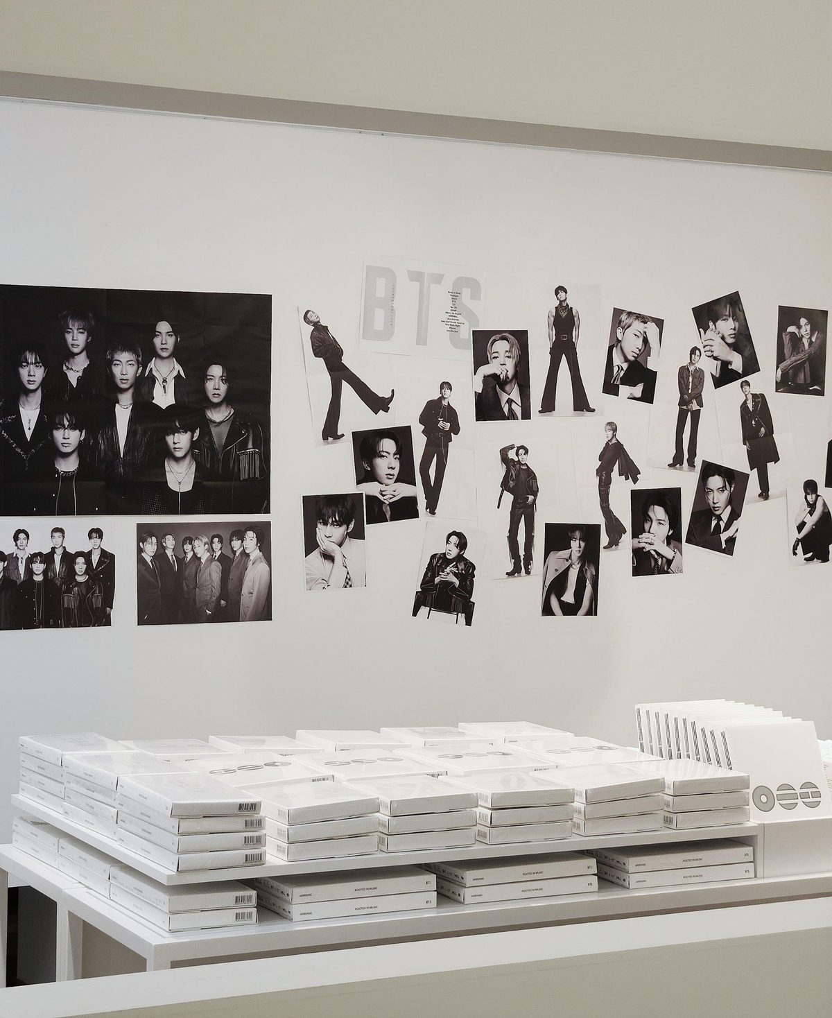4F BTS 앨범 화이트월 연출