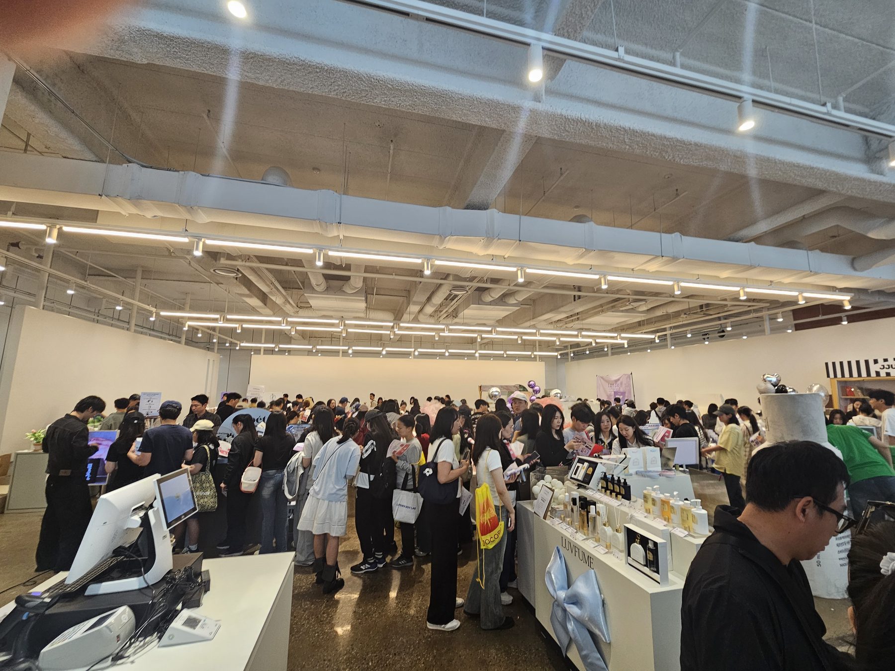 3F 엑시비전 팬덤홀 — 브랜드 팝업 현장